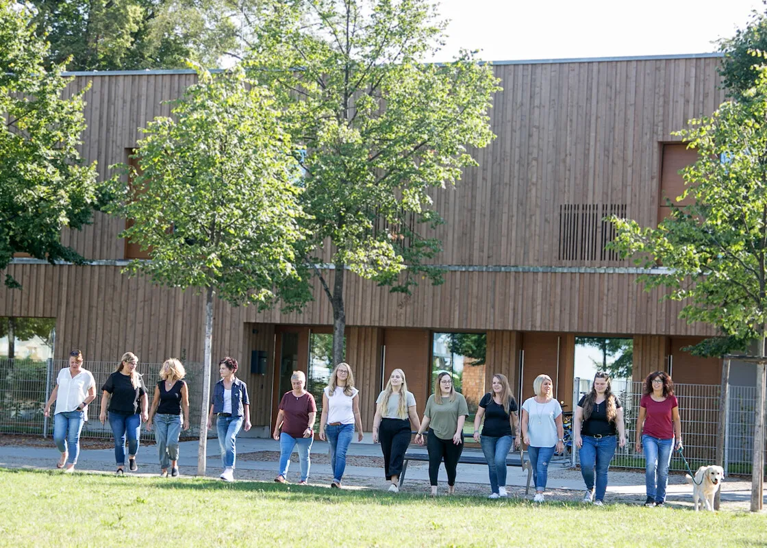 Quelle: Sandra Hirschke / fundus-medien.de Team der Kinderscheune, Gruppenbild