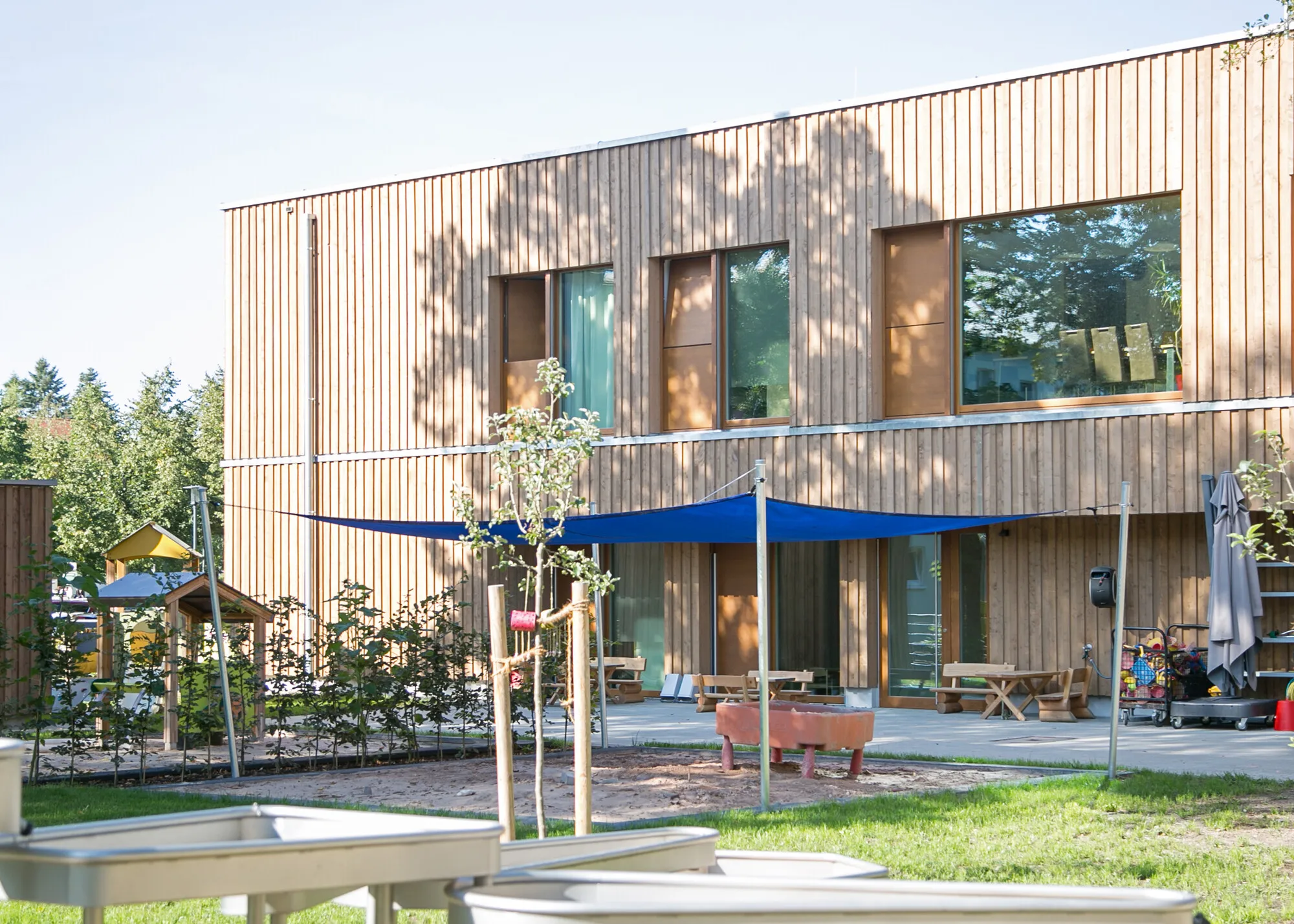 Quelle: Sandra Hirschke / fundus-medien.de Außenbereich mit Klettergerüst, Sandkasten und Garten