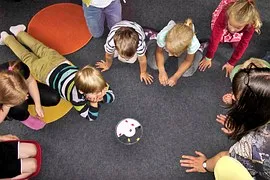 Mehrere Kinder spielen auf dem Boden