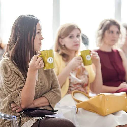 Mehrere Frauen trinken Tee