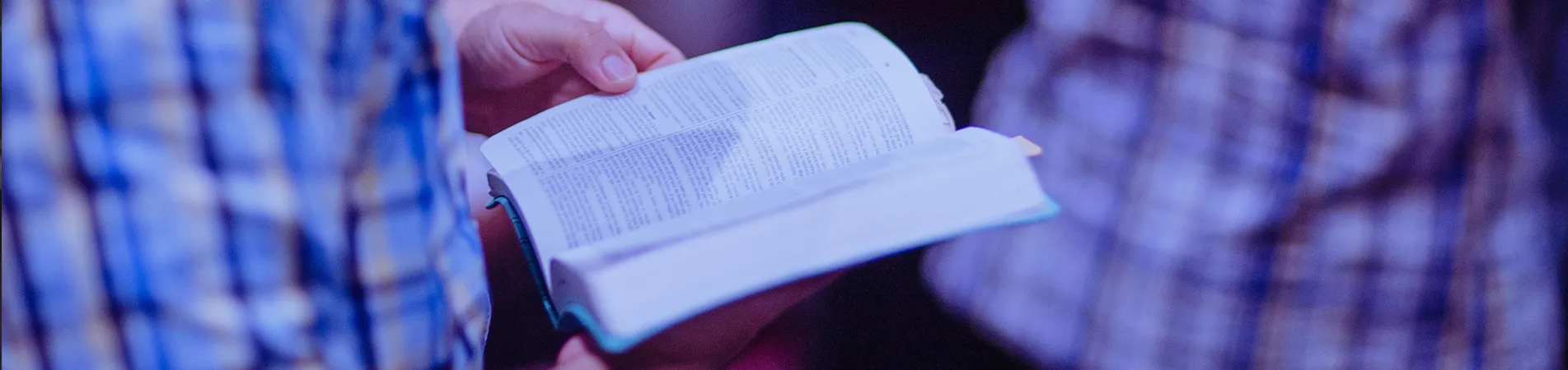 Bibel wird in Händen gehalten