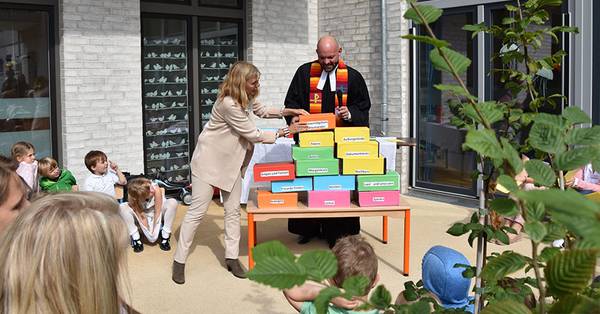 Priester und weitere Leute bei der Einweihung der Kita