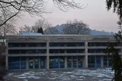 Gemeindehaus mit Glasfront