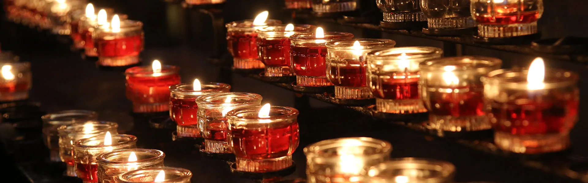 Opferkerzen in einer Kirche