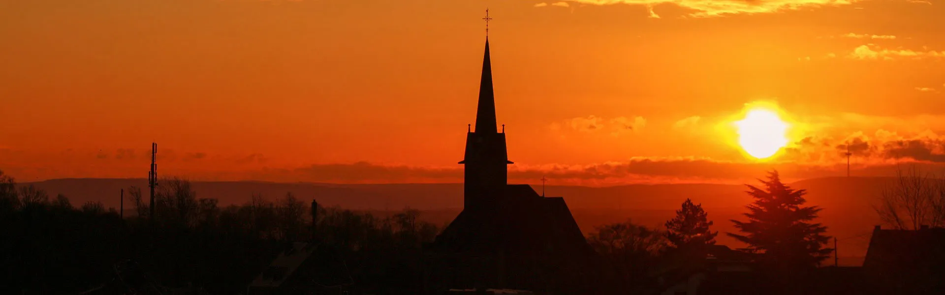 Umriss einer Kirche vor einem Sonnenuntergang