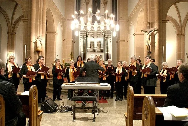 Kirchenchor singt in der Kirche