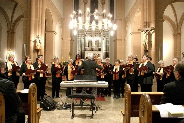 Kirchenchor singt in der Kirche