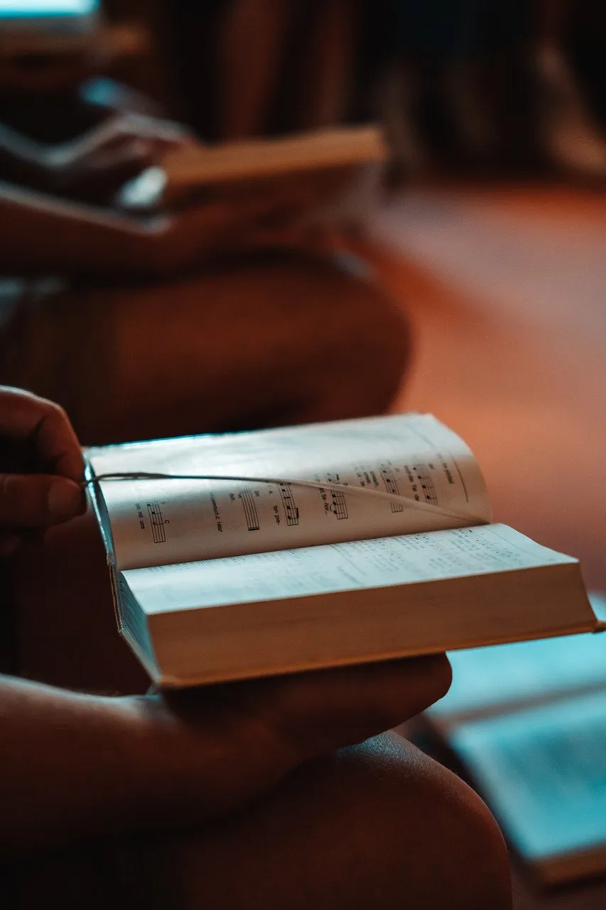 Gesangsbuch in der Kirche