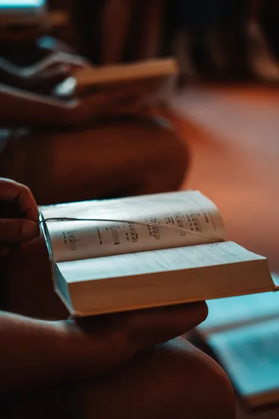 Gesangsbuch in der Kirche